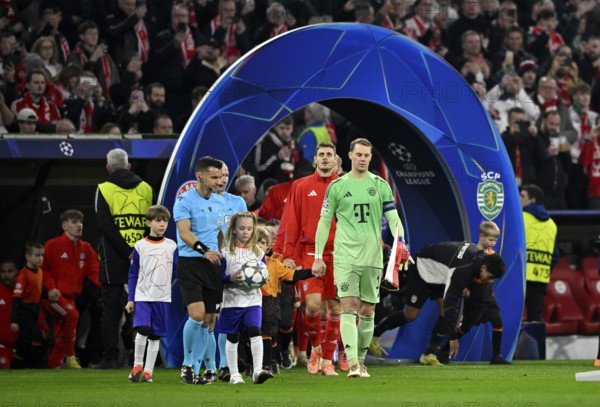 Teams enter the pitch through CL Arch arch Referee Referee Nicholas Nick Walsh (SCO) and children's run-in Girls with match ball, Goalkeeper Manuel Neuer FC Bayern Munich FCB (01) Josip Stanisic FC Bayern Munich FCB (44) Champions League, Allianz Arena, Munich, Bavaria, Germany