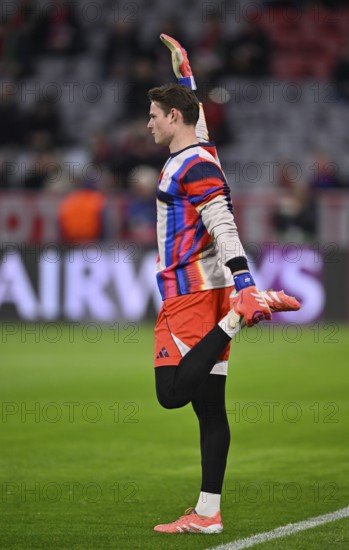 Goalkeeper Jonas Urbig FC Bayern Munich FCB (40) Warm-up training Champions League, Allianz Arena, Munich, Bavaria, Germany