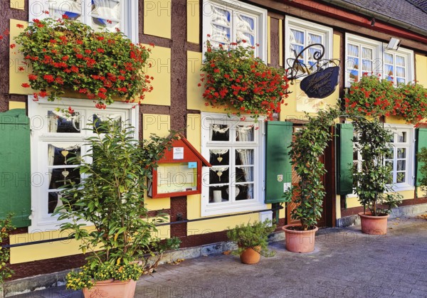 Altes half-timbered house, nostalgically decorated Bauernstube HÃ¼lsemanns SchÃ¤nke, Altstadt, Lippstadt, North Rhine-Westphalia, Germany