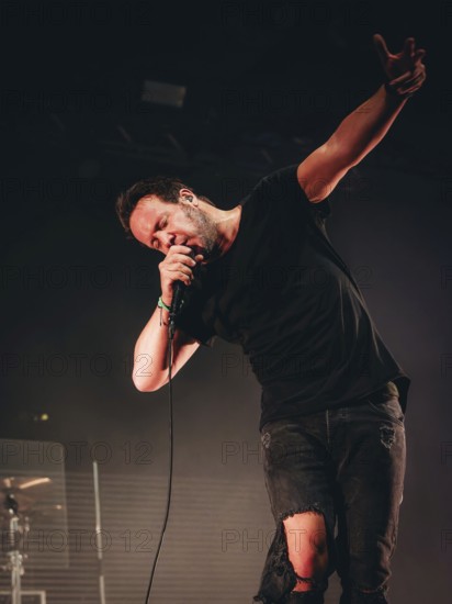 Singer Christoph von Freydorf from Emil Bulls live on X-Mas Bash Tour 2025 at Huxley's New World in Berlin on 05.12.2025