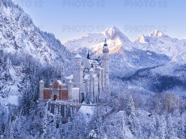 Snowy Neuschwanstein Castle against an impressive mountain backdrop. A winter fairy tale picture, Schwangau near FÃ¼ssen, OstallgÃ¤u, AllgÃ¤u, Bavaria, Germany