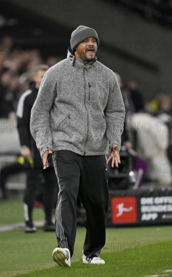 Coach coach Vincent Kompany FC Bayern Munich FCB on the sidelines gesture gesture MHParena, MHP Arena Stuttgart, Baden-WÃ¼rttemberg, Germany