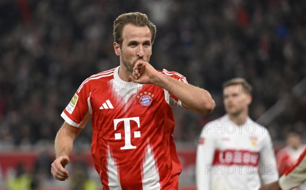 Goal celebration Harry Kane FC Bayern Munich FCB (09) kisses wedding ring ring gesture gesture Maximilian Mittelstaedt VfB Stuttgart (07) disappointed MHPArena, MHP Arena Stuttgart, Baden-WÃ¼rttemberg, Germany