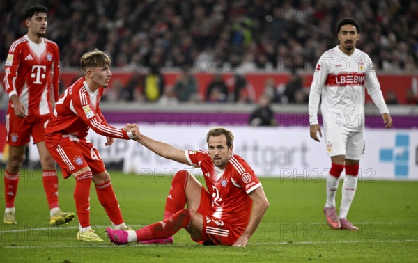 Lennart Karl Bayern Munich FCB (42) helps Harry Kane FC Bayern Munich FCB (09) to his feet Gesture Gesture Aleksandar Pavlovic FC Bayern Munich FCB (45) Tiago Tomas VfB Stuttgart (08) MHPArena, MHP Arena Stuttgart, Baden-WÃ¼rttemberg, Germany
