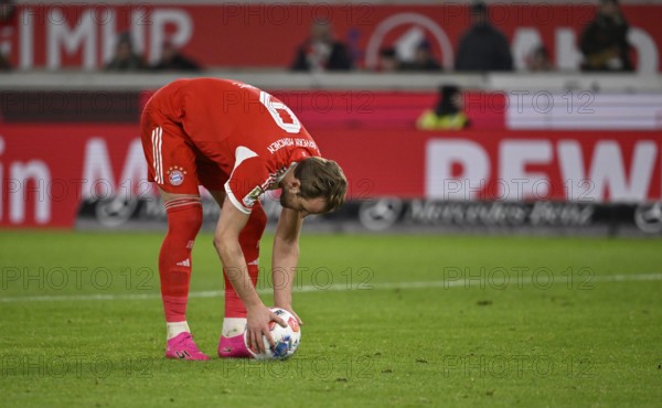 Harry Kane FC Bayern Munich FCB (09) takes ball for penalty kick, penalty kick MHPArena, MHP Arena Stuttgart, Baden-WÃ¼rttemberg, Germany