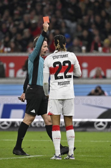 Referee Referee Tobias Stieler shows Lorenz Assignon VfB Stuttgart (22) red card red sending off gesture gesture MHPArena, MHP Arena Stuttgart, Baden-WÃ¼rttemberg, Germany