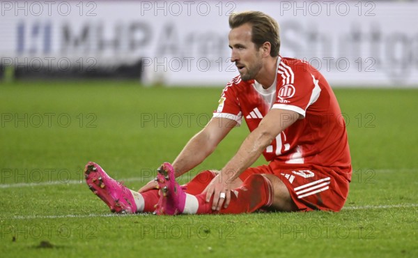 Harry Kane FC Bayern Munich FCB (09) sits disappointed on the ground MHPArena, MHP Arena Stuttgart, Baden-WÃ¼rttemberg, Germany