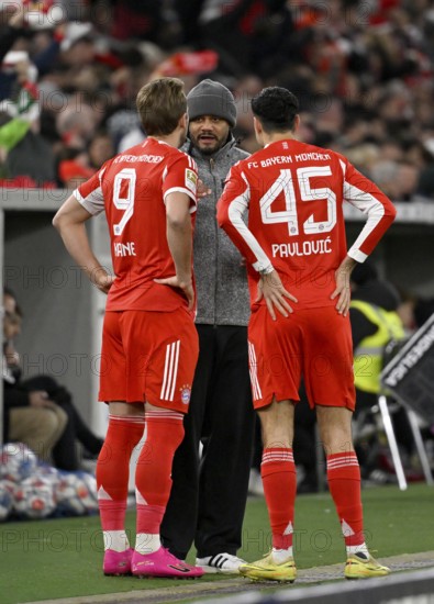 Coach Coach Vincent Kompany FC Bayern Munich FCB in front of substitution Change in discussion with Harry Kane FC Bayern Munich FCB (09) Aleksandar Pavlovic FC Bayern Munich FCB (45) MHPArena, MHP Arena Stuttgart, Baden-WÃ¼rttemberg, Germany