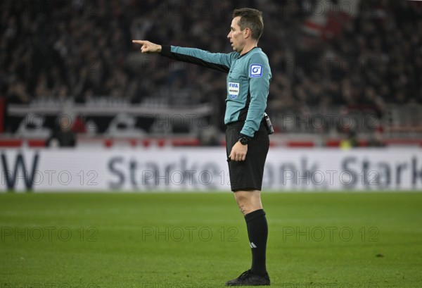 Referee Tobias Stieler Gesture MHPArena, MHP Arena Stuttgart, Baden-WÃ¼rttemberg, Germany