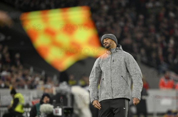 Coach coach Vincent Kompany FC Bayern Munich FCB disappoints disappointment due to offside, flag, linesman MHPArena, MHP Arena Stuttgart, Baden-WÃ¼rttemberg, Germany