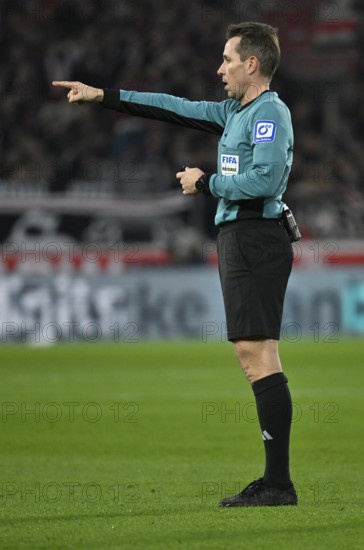 Referee Tobias Stieler Gesture MHPArena, MHP Arena Stuttgart, Baden-WÃ¼rttemberg, Germany