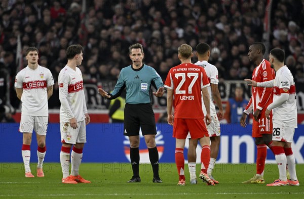 Waiting for the decision of the VAR, video assistant, video evidence, video referee video assistant referee referee referee Tobias Stieler Angelo Stiller VfB Stuttgart (06) Ramon Hendriks VfB Stuttgart (03) Konrad Laimer FC Bayern Munich FCB (27) Nicolas Jackson FC Bayern Munich FCB (11) Deniz Undav VfB Stuttgart (26) MHPArena, MHP Arena Stuttgart, Baden-WÃ¼rttemberg, Germany