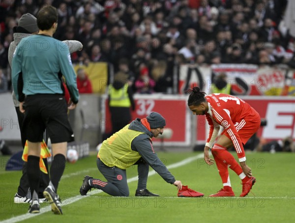 Michael Olise FC Bayern Munich FCB (17) changes shoes on the pitch, football boots, coach MHPArena, MHP Arena Stuttgart, Baden-WÃ¼rttemberg, Germany