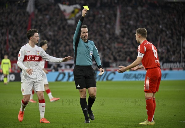 Referee Referee Tobias Stieler shows yellow card yellow caution Gesture Gesture Joshua Kimmich FC Bayern Munich FCB (06) Angelo Stiller VfB Stuttgart (06) MHPArena, MHP Arena Stuttgart, Baden-WÃ¼rttemberg, Germany