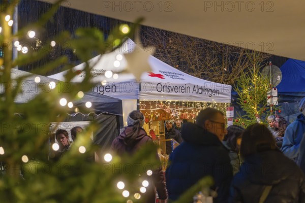 Christmas market with people and fairy lights in the background, Aidlingen Christmas market, Böblingen district, Germany
