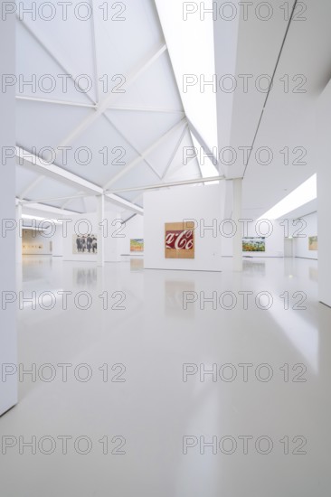 Spacious gallery with modern architecture and exhibited works of art under bright light, Open Horizons exhibition, Schauwerk Sindelfingen, Böblingen district, Germany