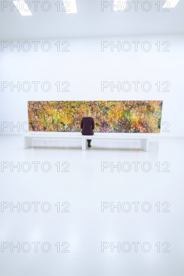 Large, colorful, abstract work of art in minimalist space with bench in front of it, Open Horizons exhibition, Schauwerk Sindelfingen, Böblingen district, Germany