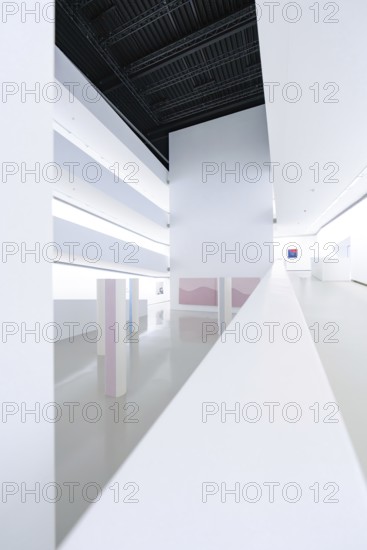 Modern gallery with clear room structure, shadows and minimalistic style, illuminated by skylights, Open Horizons exhibition, Sindelfingen exhibition, BÃ¶blingen district, Germany