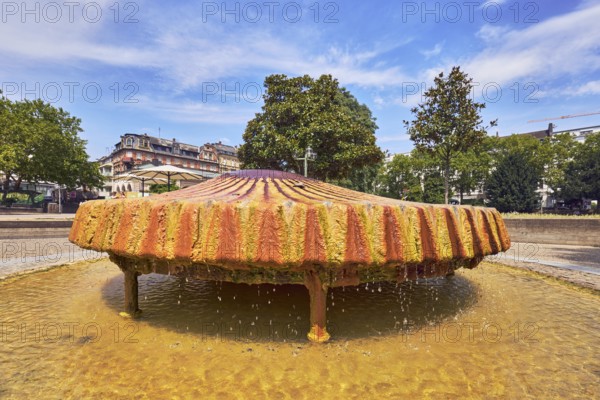 Kochbrunnenspringer thermal spring, mussel shaped, fountain, park, trees, lawn, paths, general architecture, blue sky, cumulus clouds, cirrus clouds, Kochbrunnenplatz, Wiesbaden, state capital, district-free city, Hesse, Germany