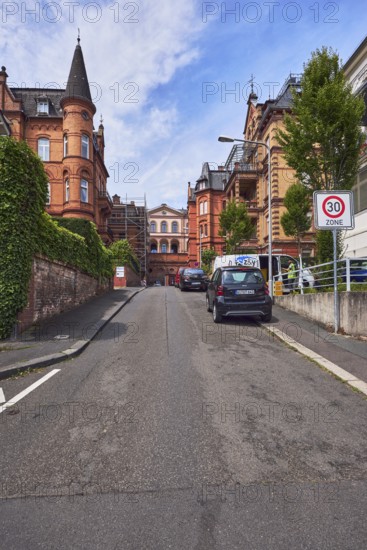Houses, historic residential buildings, concrete wall, brick wall, trees, hedge, zone 30 sign, parking strips with vehicles, blue sky, cumulus clouds, street An der alten Synagoge, Wiesbaden, state capital, district-free city, Hesse, Germany