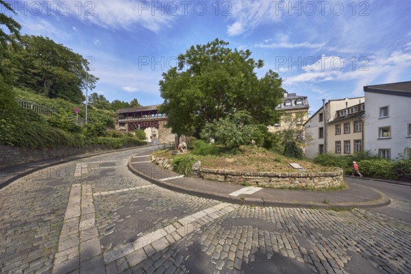 Historic city fortification, historicizing city gate Römertor, historic city wall Heidenmauer, general architecture, houses, round cobblestone street, sidewalk, sandstone wall, trees, bushes, blue sky, cumulus clouds, cirrus clouds, street Am Römertor, Wiesbaden, state capital, district-free city, Hesse, Germany