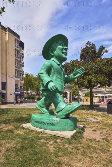 Unity man, sculpture, conceptual artist and sculptor Ottmar Hörl, overcoming borders, general architecture, park, trees, green space, lawn, blue sky, cumulus clouds, cirrus clouds, Kochbrunnenplatz, Wiesbaden, state capital, district-free city, Hesse, Germany