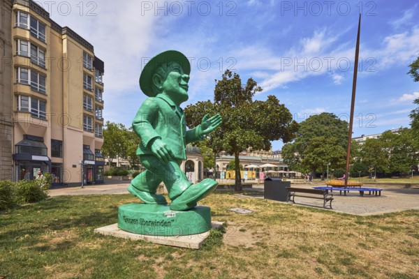 Unity man, sculpture, conceptual artist and sculptor Ottmar Hörl, overcoming borders, general architecture, park, bench, trees, green area, lawn, blue sky, cumulus clouds, cirrus clouds, Kochbrunnenplatz, Wiesbaden, state capital, district-free city, Hesse, Germany