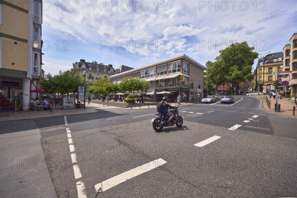General architecture, residential and commercial buildings, modern architecture, pedestrian zone, pedestrian crossing, roads, trees, cars, motorcycles, vehicles, pedestrians and motorcyclists as secondary motifs, blue sky, cumulus clouds, cirrostratus clouds, Langgasse, Webergasse and Kranzplatz intersection, Wiesbaden, state capital, district-free city, Hesse, Germany