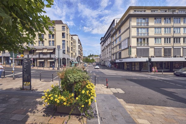 Pedestrian zone, residential and commercial buildings, general architecture, barrier bollards, alleyway, flower pots, trees, branches, cars, blue sky, cumulus clouds, cirrus clouds, intersection of Langgasse, Webergasse and Kranzplatz, Wiesbaden, state capital, district-free city, Hesse, Germany