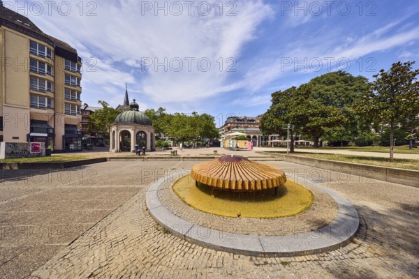 Kochbrunnenspringer thermal spring, fountain, mussel shaped, pavilion cooking fountain pavilion, park, trees, lawn, paths, general architecture, houses, blue sky, cumulus clouds, cirrus clouds, Kochbrunnenplatz, Wiesbaden, state capital, district-free city, Hesse, Germany