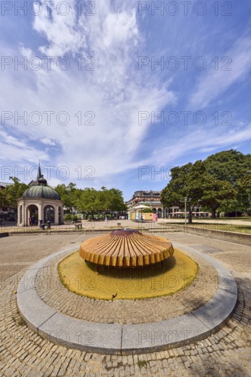 Kochbrunnenspringer thermal spring, mussel-shaped, pavilion Kochbrunnenpavillon, fountain, park, trees, lawn, paths, general architecture, blue sky, cumulus clouds, cirrus clouds, Kochbrunnenplatz, Wiesbaden, state capital, district-free city, Hesse, Germany