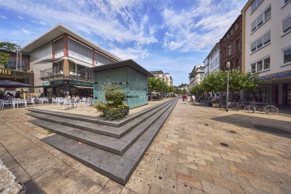 Pedestrian zone, general architecture, commercial buildings, modern architecture, residential buildings and commercial buildings, stairs, shops, shopping, retail, lantern, city trees, flower pots, pedestrians as accessories, blue sky, altocumulus clouds, cirrus clouds, Langgasse, Wiesbaden, state capital, district-free city, Hesse, Germany