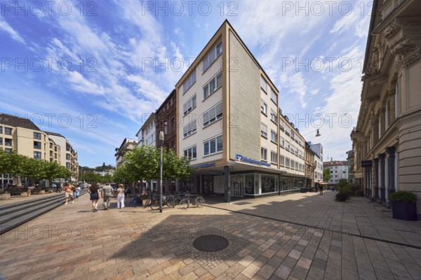 Wiesbadener Volksbank eG, Beratungszentrum Langgasse, pedestrian zone, general architecture, commercial buildings, modern architecture, city trees, lantern, pedestrians as accessories, blue sky, altocumulus clouds, intersection Langgasse with BÃ¤renstraÃŸe, Wiesbaden, state capital, district-free city, Hesse, Germany