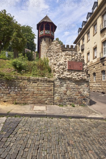 City fortification, historic city wall Heidenmauer, historic building, house, faÃ§ade with windows, sandstone wall, trees, meadow, blue sky, cumulus clouds, milky blue sky, street Am Römertor, Wiesbaden, state capital, district-free city, Hesse, Germany