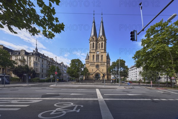Evangelische Ringkirchengemeinde, church, neo-Romanesque architectural style, architect Johannes Otzen, general architecture, houses, buildings, street, cycle path, road marking BUS, lanes, directional arrows, traffic lights, trees, branches, blue sky, altocumulus clouds, intersection RheinstraÃŸe, Kaiser-Friedrich-Ring and An der Ringkirche, BundesstraÃŸe B54, Wiesbaden, state capital, district-free city, Hesse, Germany