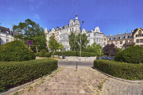 Wilhelminian district Rheingauviertel, historic residential buildings, historicism style, lantern, barrier bollard, hedge, lawn, trees, blue sky, cirrus clouds, street An der Ringkirche, Wiesbaden, state capital, district-free city, Hesse, Germany