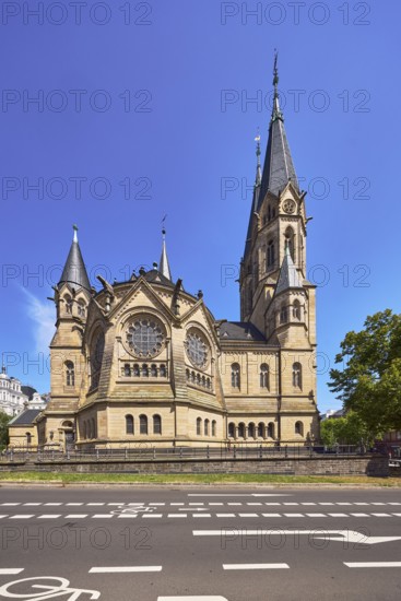 Ringkirche, Evangelische Ringkirchengemeinde, Neromanic style, architect Johannes Otzen, bike path, road, blue sky, cirrus clouds, An der Ringkirche, Wiesbaden, state capital, district-free city, Hesse, Germany