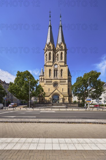 Ringkirche church, Evangelische Ringkirchengemeinde, neo-Romanesque architectural style, architect Johannes Otzen, general architecture, lantern, roads, trees, blue sky, altocumulus clouds, cumulus clouds, Kaiser-Friedrich-Ring intersection with An der Ringkirche, federal road B54, Wiesbaden, state capital, district-free city, Hesse, Germany