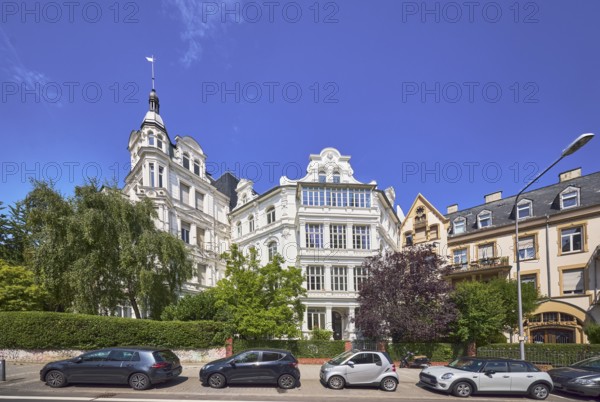 Wilhelminian district Rheingauviertel, residential area, historic residential buildings, historicism style, parking strip with cars, sidewalk, lantern, hedge, trees, blue sky, altocumulus clouds, An der Ringkirche, Wiesbaden, state capital, district-free city, Hesse, Germany