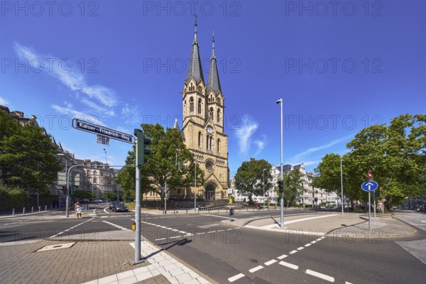 Ringkirche church, Evangelische Ringkirchengemeinde, neuromanik architectural style, architect Johannes Otzen, general architecture, houses, roads, traffic light crossing, central island, pedestrian crossing, cycle path, lantern, street sign, street name, blue sky, altocumulus clouds, intersection RheinstraÃŸe, Kaiser-Friedrich-Ring and An der Ringkirche, federal road B54, Wiesbaden, state capital, district-free city, Hesse, Germany