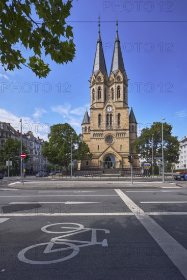 Evangelische Ringkirchengemeinde, church, neo-Romanesque architectural style, architect Johannes Otzen, general architecture, houses, buildings, street, cycle path, road marking BUS, lanes, directional arrows, traffic lights, trees, branches, blue sky, altocumulus clouds, intersection RheinstraÃŸe, Kaiser-Friedrich-Ring and An der Ringkirche, BundesstraÃŸe B54, Wiesbaden, state capital, district-free city, Hesse, Germany