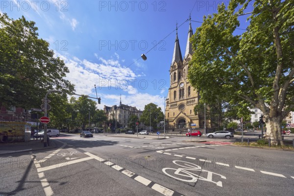 Evangelische Ringkirchengemeinde, church, general architecture, cycle path, lantern, road markings lanes, cars, trees, blue sky, altocumulus clouds, RheinstraÃŸe, Kaiser-Friedrich-Ring and An der Ringkirche intersection, federal road B54, Wiesbaden, state capital, district-free city, Hesse, Germany