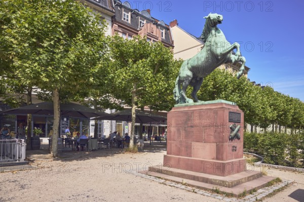 Orange monument, horse sculpture, residential and commercial building, outdoor area of a restaurant, general architecture, blue sky, cirrus clouds, Luisenplatz, Wiesbaden, state capital, district-free city, Hesse, Germany