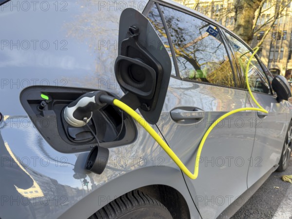 An e-car is being charged on Königsallee in DÃ¼sseldorf, DÃ¼sseldorf, Germany