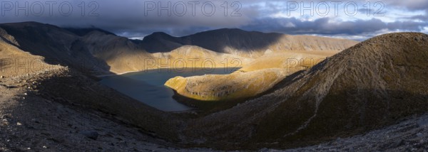 View to Upper Tama Lake, Tama Lake Walk (Tama Lakes Track), left Mt Ngauruhoe in clouds, evening light, golden hour, panorama, Tongariro National Park, North Island, New Zealand