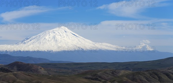 Panorama of snow-covered mountain and sky framed by vast landscape, large and small Ararat, BÃ¼yÃ¼k AÄŸrÄ± DaÄŸÄ±, Dogubayazit, DoÄŸubayazÄ±t, Dogubeyazit, Agri Province, AÄŸrÄ±, Eastern Anatolia, Anatolia, Turkey