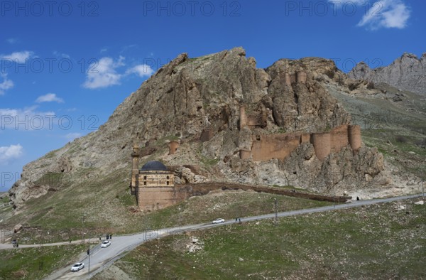 A mountain fortress with roads in the foreground surrounded by steep rocks under a bright blue sky, Eski BayezÄ±d Cami, Old Bayezid Mosque and DoÄŸubayazÄ±t Castle, Dogubayazit, DoÄŸubayazÄ±t, DoÄŸubeyazÄ±t, Agri Province, AÄŸrÄ±, Eastern Anatolia, Anatolia, Turkey