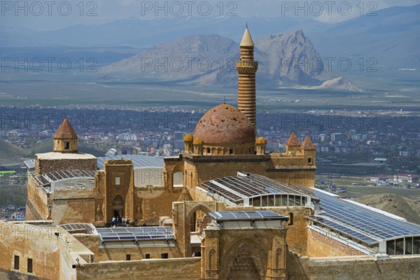 An ancient dome mosque in a mountainous landscape surrounded by a city under a blue sky, Ishak Pasha Palace, Ishak Pasha Palace, Ä°shak PaÅŸa SarayÄ±, Ottomans, Dogubayazit, DoÄŸubayazÄ±t, DoÄŸubeyazÄ±t, Agri Province, East Anatolia, Turkey