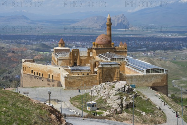 A well-preserved castle in a picturesque mountainous landscape with a partly cloudy sky, Ishak Pasha Palace, Ishak PaÅŸa SarayÄ±, Ottomans, Dogubayazit, DoÄŸubayazÄ±t, DoÄŸubeyazÄ±t, Agri Province, AÄŸrÄ±, Eastern Anatolia, Anatolia, Turkey