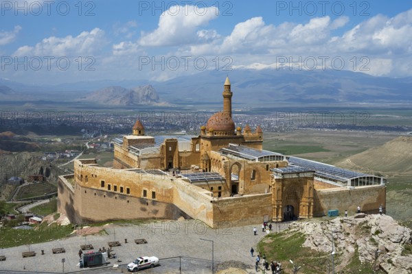 Historic fortress with panoramic views of surrounding countryside and cloudy sky, Ishak Pasha Palace, Ishak Pasha Palace, Ä°shak PaÅŸa SarayÄ±, Ottomans, Dogubayazit, DoÄŸubayazÄ±t, DoÄŸubeyazÄ±t, Agri Province, AÄŸrÄ±, Eastern Anatolia, Anatolia, Turkey